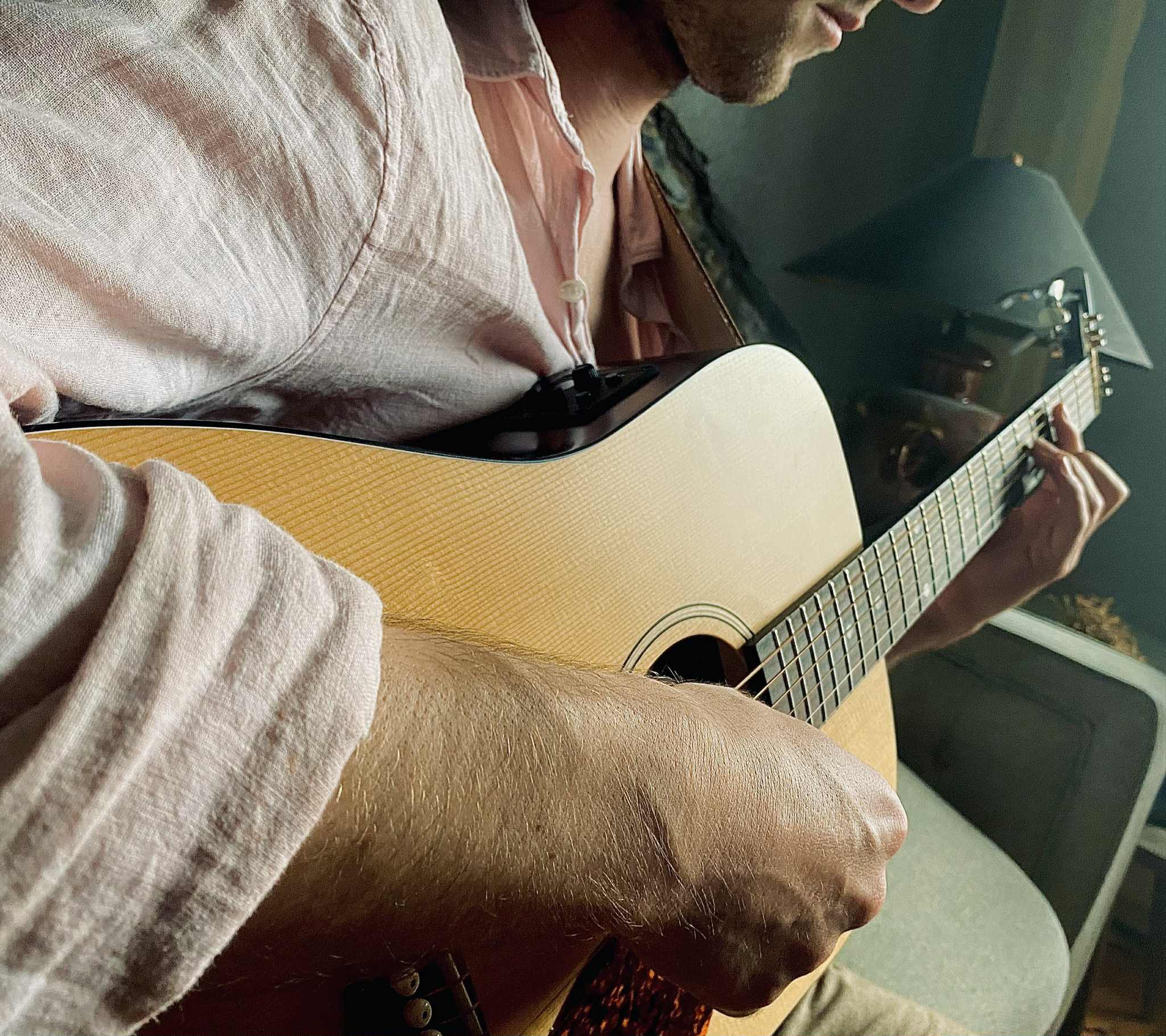 Gros plan sur la guitare a Yannick